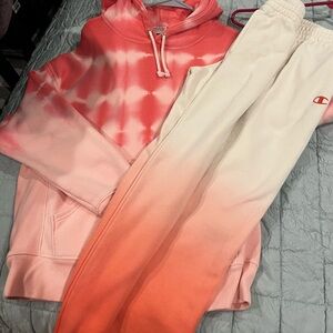 Size large. Champion sweat suit. Orange sherbet, hombre. Hoodie and pants.